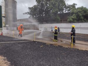 Combatendo chamas com hidrantes e extintores durante treinamentos de SST para brigada de incêndio